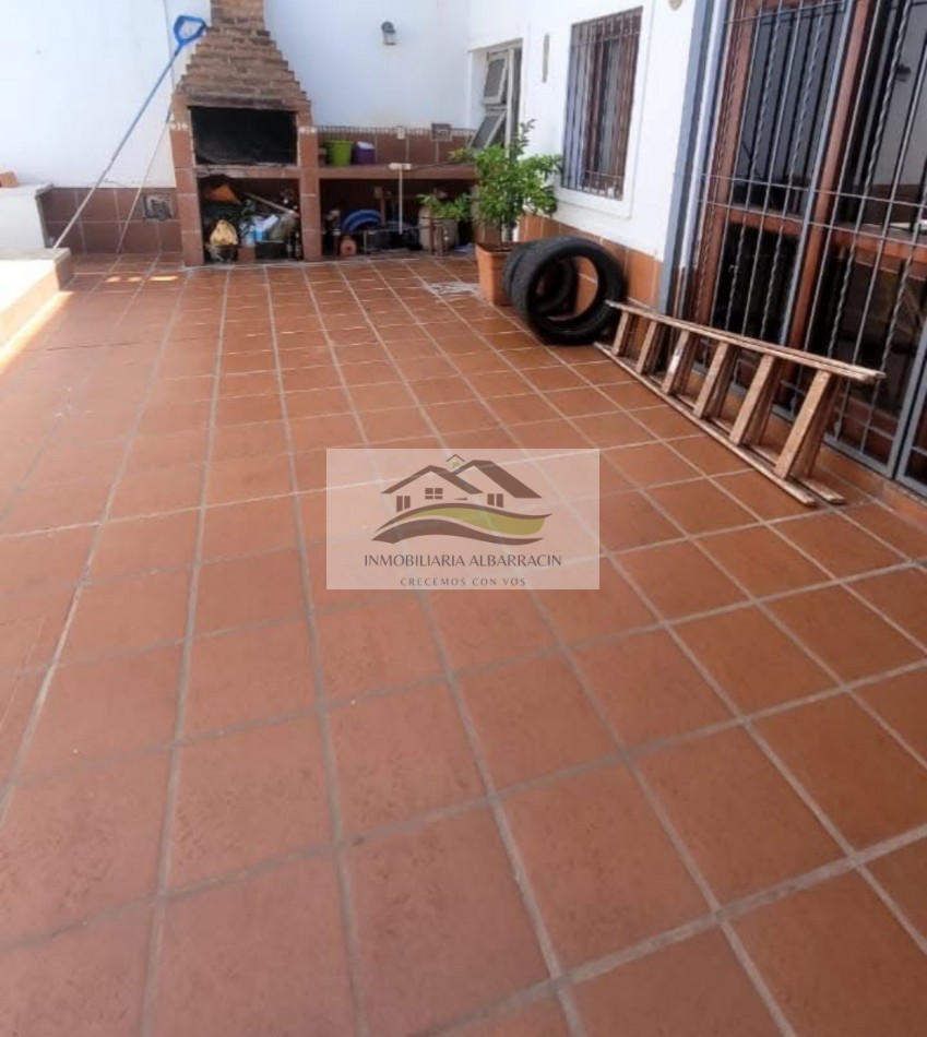 CASA EN VENTA EN BARRIO LUGONES